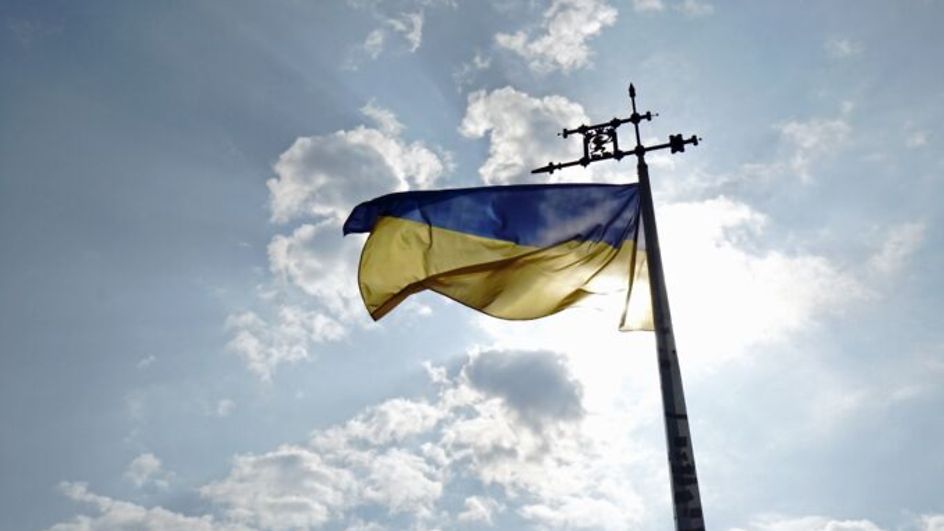 Ukraine Flagge vor blauem Himmel