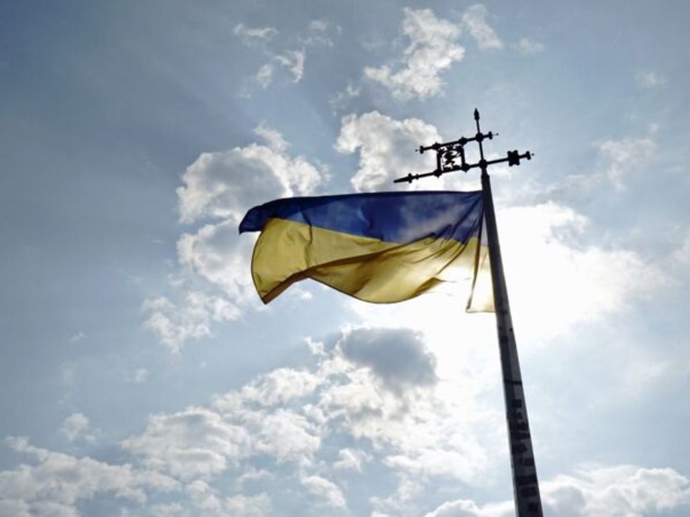 Ukraine Flagge vor blauem Himmel