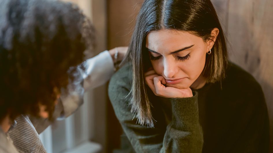 Frau schaut traurig und verzweifelt