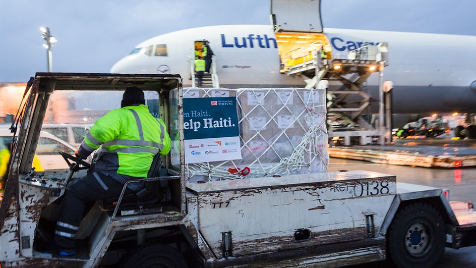 Helfer vor Flugzeug am Flughafen