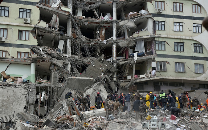 Eingestürztes Gebäude nach Erdbeben