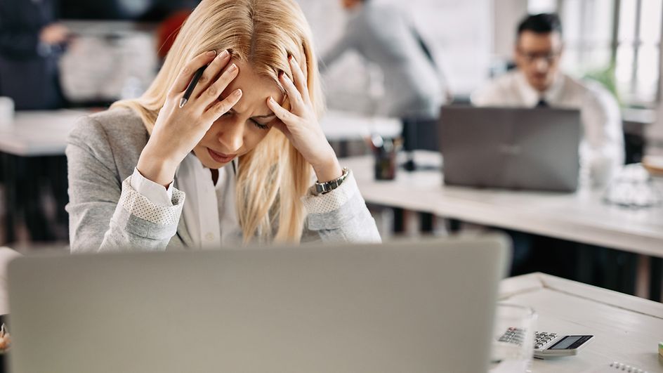 Frau sitzt verzweifelt vor einem Laptop