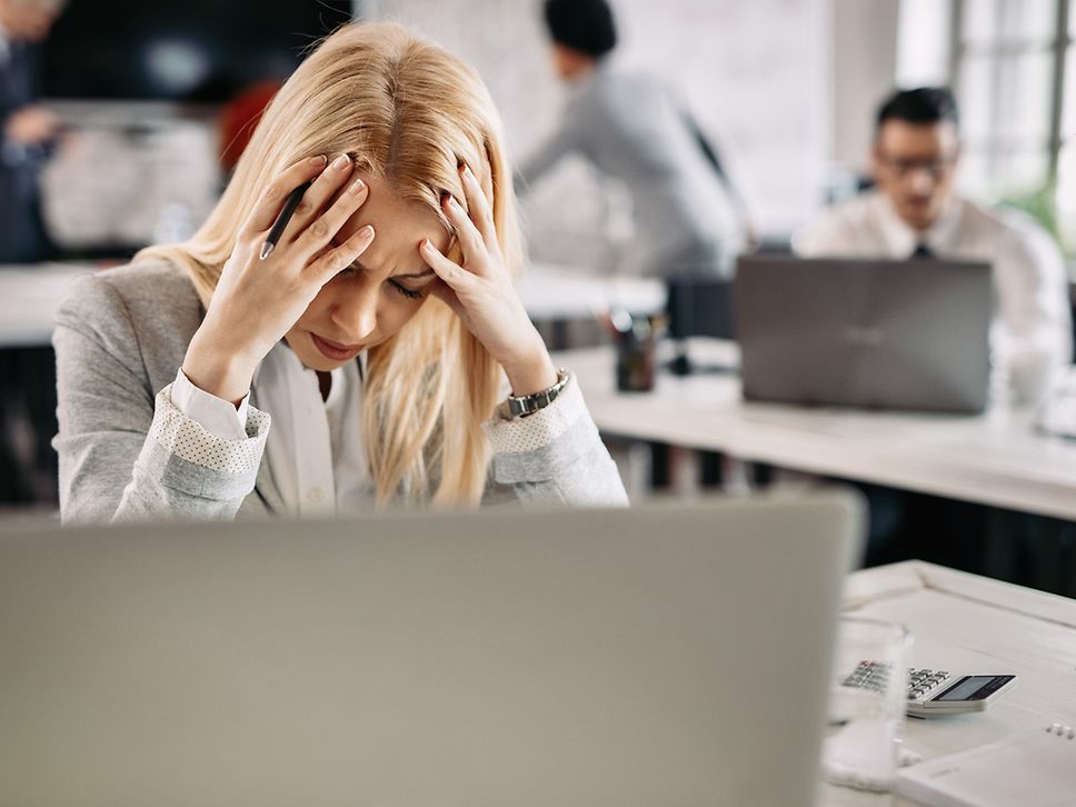 Frau sitzt verzweifelt vor einem Laptop