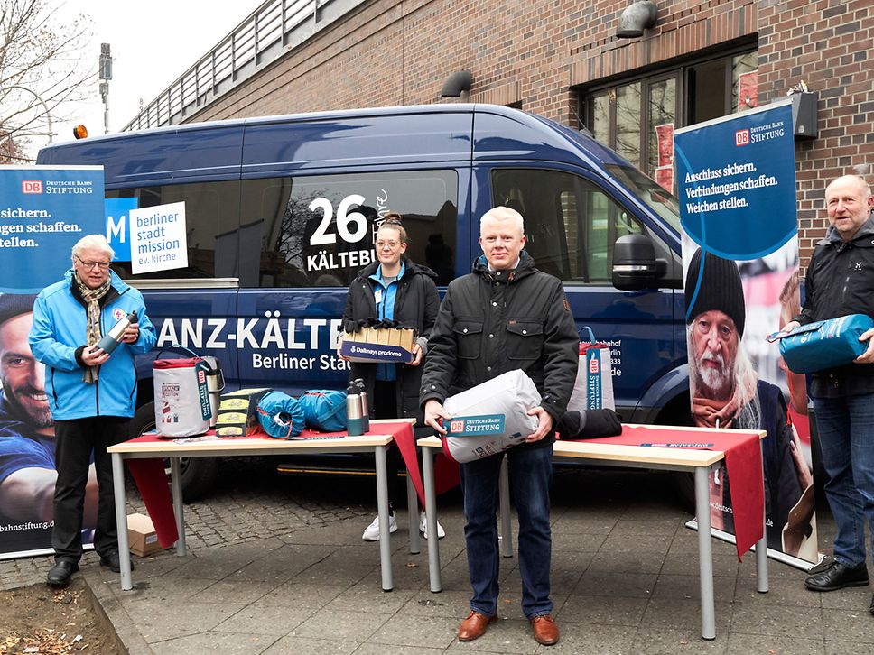 Helfende vor dem Kältebus